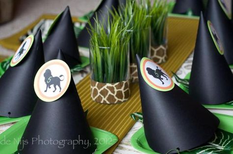 Safari. Centros de Mesa Safari Birthday Party Ideas, Jungle Safari Birthday Party, Book Themed Party, Jungle Safari Birthday, Jungle Theme Birthday, Jungle Safari Party, Baby Shower Cake Pops, Party Things, Jungle Baby Shower Theme