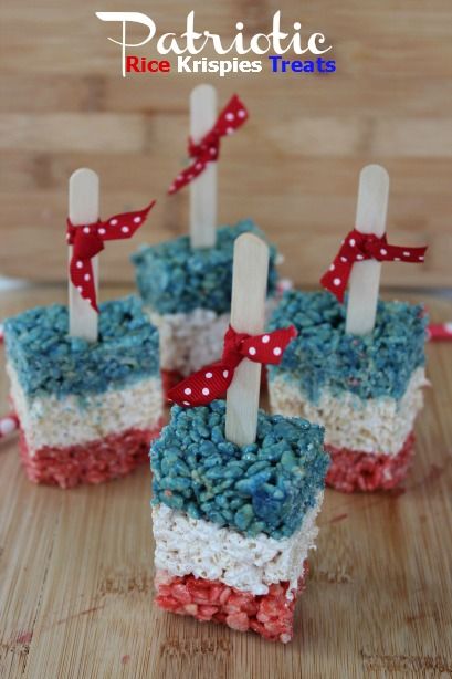 Patriotic Rice Krispy Treat Pops. Just press layers in a loaf pan  cut into squares...so easy! Patriotic Food, Patriotic Desserts, Blue Desserts, 4th Of July Desserts, Fourth Of July Food, Rice Krispy, 4th Of July Celebration, Patriotic Party, Rice Krispie Treats