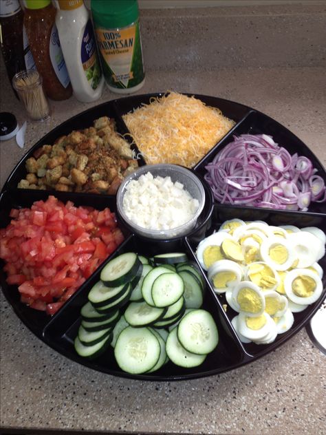 Perfect way to create a salad bar at a party!! This can be used over and over again. :) Salad Bar For A Crowd, Salad Bar Toppings, Salad Bar Party, Salad Bar Ideas, Food Bars, Party Food Platters, At A Party, Snacks Für Party, Salad Bar