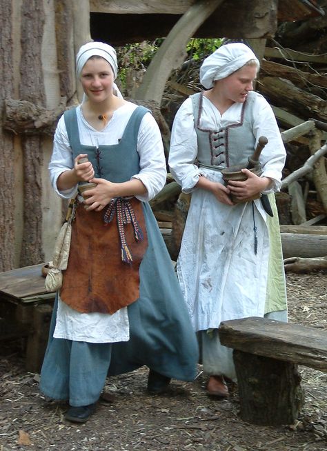 17th Century Dress Peasant, Medieval Peasant Girl, Kentwell Hall, Peasant Outfit, Peasant Clothing, Peasant Costume, Medieval Peasant, Aged Clothing, Period Clothing