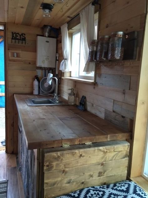 Tiny House Space Saving Ideas, Tiny House Organization Hacks, Tiny Cabin Kitchen, Off Grid Kitchen, Tiny House Building, Small Houses On Wheels, Off Grid Tiny House, Shed Tiny House, Tiny House Camper