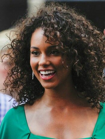 Alicia Keys, a notable Columbia Uni alumni #famousdropouts Hairstyles Frizzy, Frizzy Curly Hair, Biracial Hair, Beautiful Curly Hair, Alicia Keys, Frizzy Hair, Good Hair Day, Short Curly Hair, Long Curly Hair