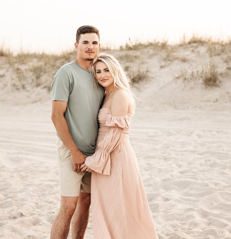 Always a moment for mom and dad to shine during an extended family shoot with plenty of hands fighting over who gets to hold babe ❤️ Mom And Dad Poses, Mom And Dad Photoshoot, Mom And Dad Photos, Holding Hands Pictures, Mom Baby Pictures, Family Beach Photoshoot, Fam Pics, Dad Pictures, Family Poses