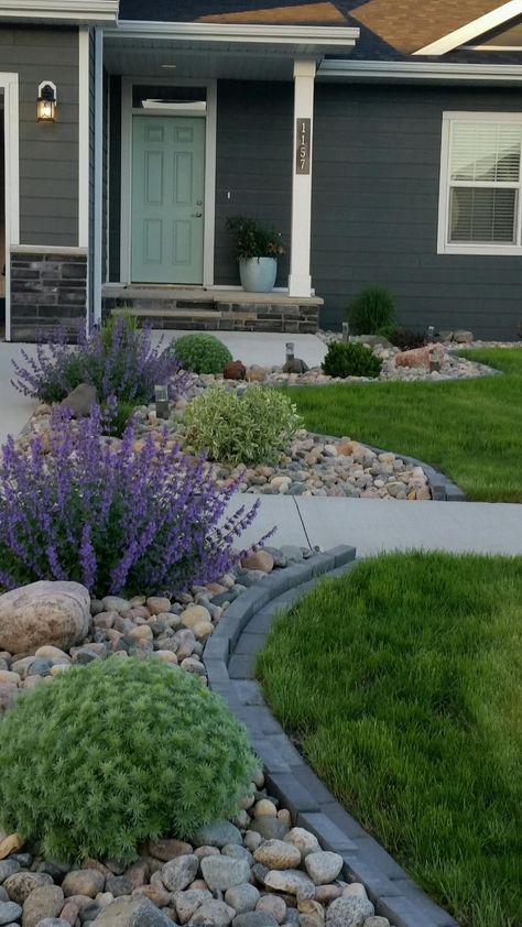 Contemporary Yard Landscaping, Front Entrance Walkway Landscaping, Small Beach House Front Yard, Stones In Front Of House, Best Front Yard Landscaping, Hasta Landscaping Ideas, Stone House Landscaping, Front Stoop Landscaping Ideas, Side Of House Decor Outdoor