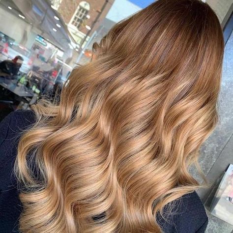 Strawberry Blonde Hair With Dark Roots, Dark Roots On Blonde Hair, Brown To Strawberry Blonde Balayage, Strawberry Blonde Dark Roots, Golden Blonde Hair With Dark Roots, Rooted Blonde Hair, Brunette Roots, Rooted Blonde, Brown To Blonde Balayage