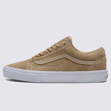 The Iconic Shoe that Brought our Sidestripe to Life: This is the Old SkoolThe Old Skool was our first footwear design to showcase the famous Vans Sidestripe—although back then, it was just a simple doodle drawn by founder Paul Van Doren. Since its debut in 1977, this low-top silhouette has established itself as an icon in the skate, music, and fashion scenes. From 90s street skaters and punks to current hip hop and fashion legends, the Old Skool has consistently been the go-to shoe for creatives Street Skater, Brown Vans, Suede Vans, Old Skool Vans, Footwear Design, Van Doren, Popular Shoes, Fashion Mood Board, Man Style