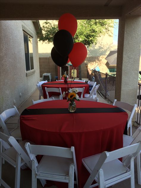 Black Graduation Party, Boys Graduation Party, Graduation Bbq, Graduation Party Pictures, Graduation Food, Graduation Table Decorations, Graduation Party Table, Backyard Graduation Party, Outdoor Graduation Parties