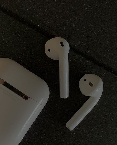 Airpods Aesthetic Dark, Airpods Aesthetic, Dark Feeds, Iphone Obsession, Mia 3, Foto Ideas Instagram, Iphone Icon, Night Aesthetic, Apple Products