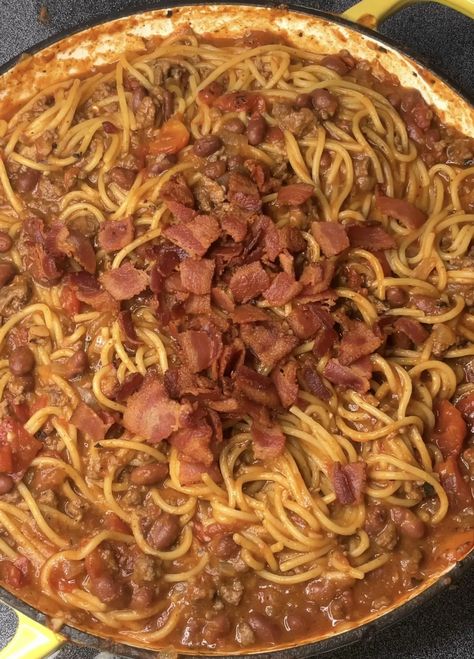 Southern Spaghetti, Spaghetti Homemade, Cowboy Spaghetti, Cowboy Recipes, Bacon Chili, Food Bites, Easy Casserole Dishes, Taco Spaghetti, Chili Beans