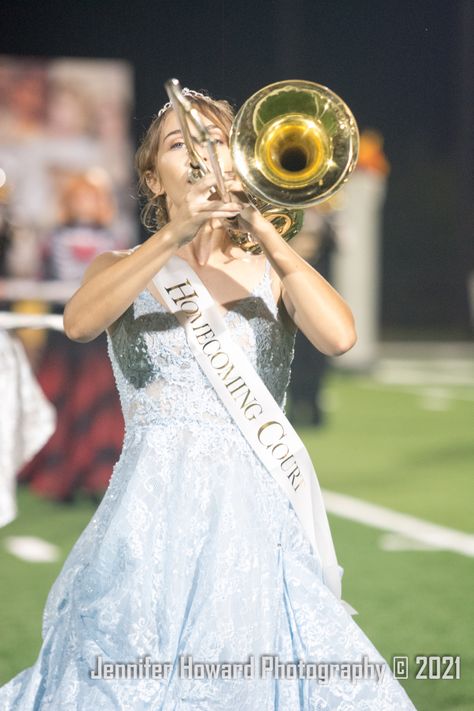 High school marching band , never loosing her crown Hairstyles For Marching Band, Mike Aesthetic, High School Marching Band, Homecoming Court, Teenage Drama, American High School, High School Band, School Photography, Spirit Week