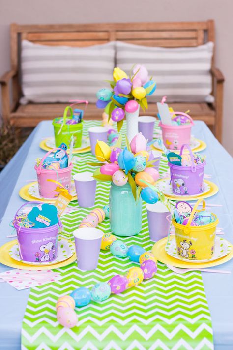 This is the cutest kids Easter party! Lots of fun Easter party ideas in this post! Easter Birthday Decorations, Easter Party Table, Easter Party Ideas, Diy Osterschmuck, Kids Easter Party, Easter Birthday Party, Snoopy Easter, Easter Event, Easter Table Settings