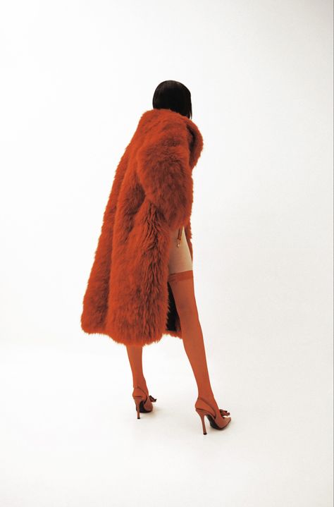 Styling Photoshoot Ideas, Long Coat Photoshoot, Winter Editorial Photoshoot, Fur Photoshoot, Fur Coat Photoshoot Ideas, Holiday Fashion Editorial, Fur Jacket Photoshoot, Coat Photoshoot, Fur Coat Photography