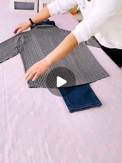 How To Fold Sweaters, Entertaining Hacks, Collar Kurti, T Shirt Folding, Fold Clothes, Folding Fitted Sheets, Scarf Organization, Bulky Sweaters, Shirt Folding