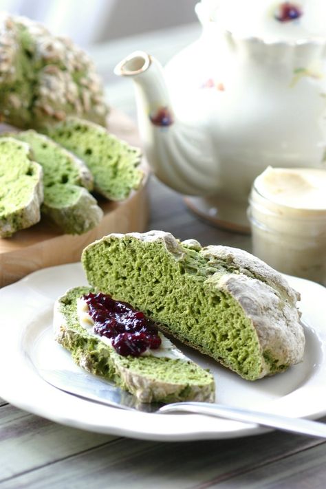 Green Irish Soda Bread | Lands & Flavors Green Dessert, Irish Bread, Irish Recipes Traditional, Irish Soda Bread Recipe, Pane Dolce, Irish Soda, Irish Soda Bread, Vegan Lunches, Pastry Flour