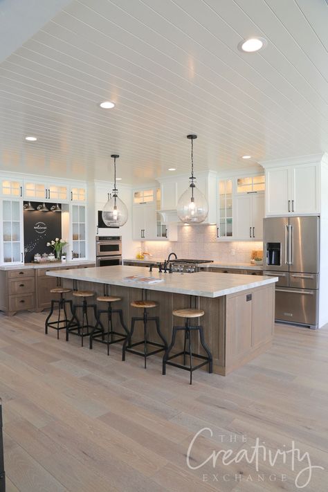 Oak kitchen with white upper cabinets Inexpensive Kitchen Countertops, Black Tile Bathrooms, Model Dapur, Oak Kitchen, Parade Of Homes, Kitchen Redo, Kitchen Layout, Kitchen Style, Home Decor Kitchen