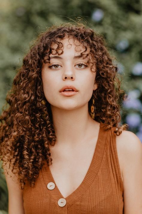 Layered Curly Hair With Fringe, 3b Curly Haircut, Aesthetic Curls, Curl Bangs, Curly Hair Fringe, Brown Hair Inspiration, Hello Hair, Hairstyle Ideas Easy, Hair Black Women