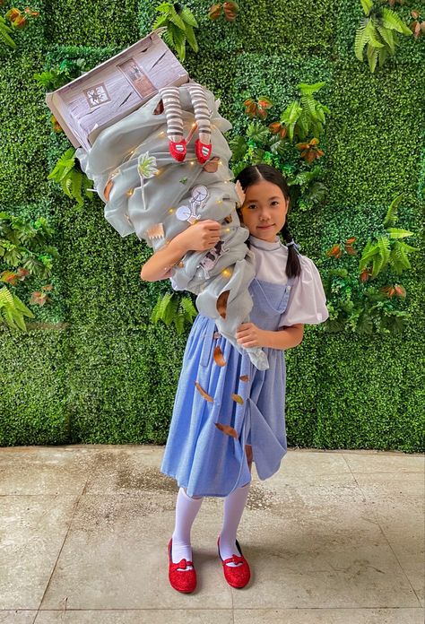 Dorothy Wizard Of Oz Costume, Tornado Costume, Wizard Of Oz Costume, Birks Outfit, Oz Costume, Dorothy Wizard Of Oz, Creative Halloween Costumes, Wizard Of Oz, Tornado