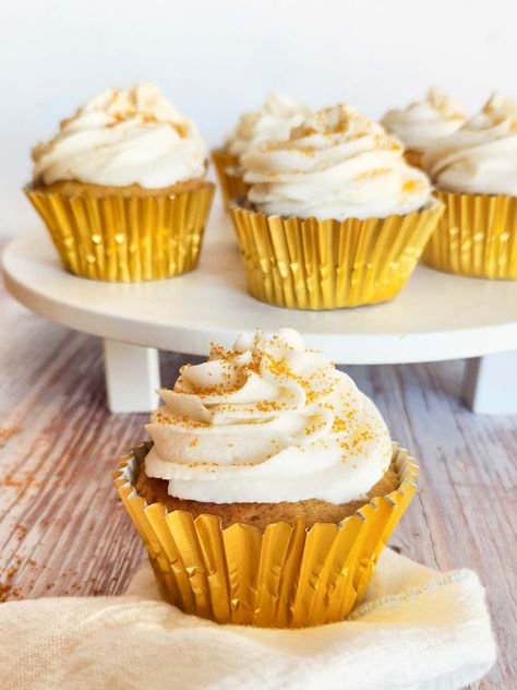 Gold Cupcakes Ideas, New Year's Eve Food Traditions, Golden Cupcakes, Champagne Buttercream Frosting, Finger Foods Party, Nye Desserts, Champagne Cupcake Recipes, Appetizers Finger Foods, Champagne Buttercream