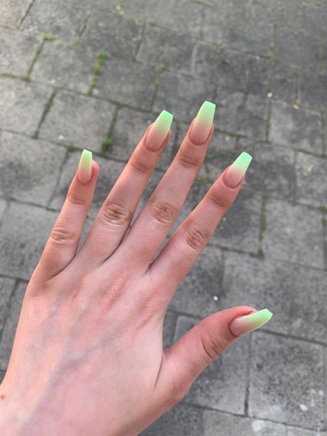 Lime Green Nails Ombre, Jade Green Ombre Nails, Ombre Green Nails Acrylic, Light Green Ombre Nails, Ombré Green Nails, Summer Nails Ballerina Shape, Lime Green Nails Acrylics, Nails Verlauf, Green Ombre Acrylic Nails