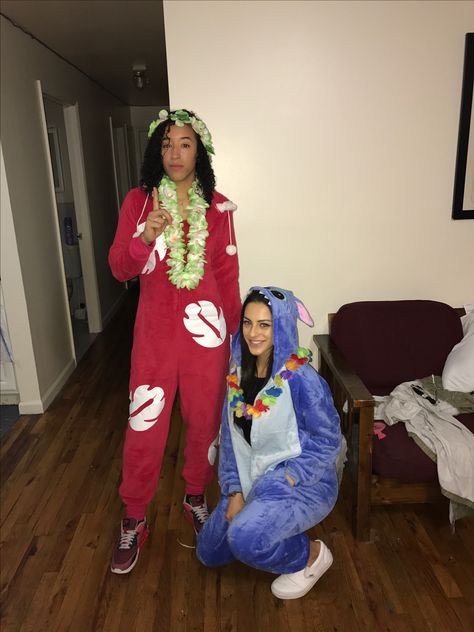 DIY lilo and stitch using onesies and label paper! Onesie Couples Costumes, Matching Onesies For Couples, Diy Lilo And Stitch, Couple Onesies, Lilo And Stitch Onesie, 4 People Halloween Costumes, 2 Person Halloween Costumes, Halloween Costume Onesie, Lilo And Stitch Costume