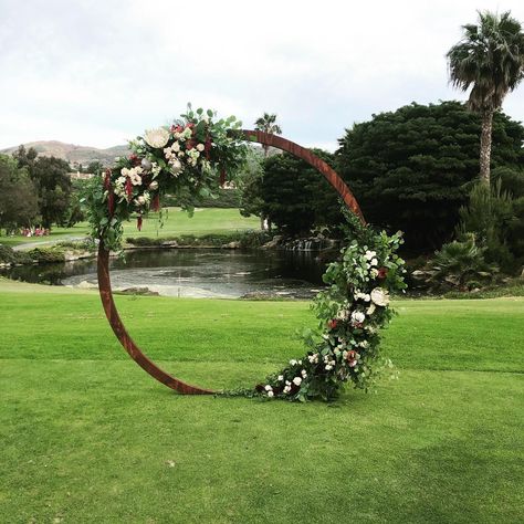 Infinity Circle Wedding Arch, Circular Altar Wedding, Circle Arches For Weddings, Round Wedding Arbor, Round Wedding Arch Ideas, Oval Wedding Arch, Round Arch Wedding, Wooden Decoration Ideas, Unique Wedding Arch