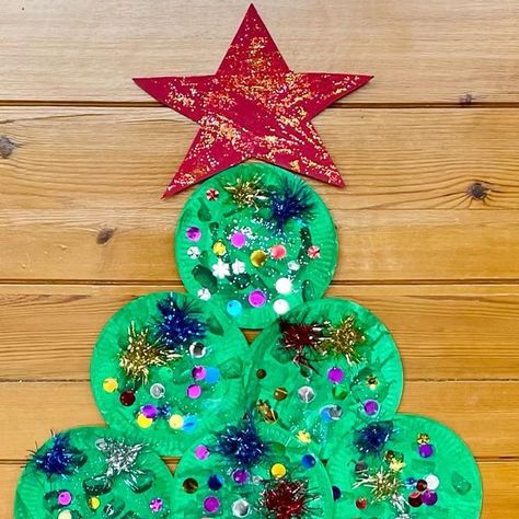 Francesca De Palma on Instagram: "🎄✨Christmas Tree ✨🎄 KG2 Collaborative Art Project We have created this Christmas display to decorate the doors of the school theatre for our winter show. Step 1: Students painted 21 paper plates in green. We used foam paint brushes and sprinkled some glitter. 💚🎨✨ Step 2: Students worked in pairs to decorate the paper plates. We used liquid glue for pompoms and sequins. ✨✨✨ Step 3: Students painted the star in red and added some glitter on top. ❤️⭐️❤️ St Collaborative Christmas Tree Art Project, Christmas Collaborative Art Projects, Paper Plate Christmas Tree, Plate Christmas Tree, Christmas Tree Plate, School Theatre, Collaborative Art Projects, Foam Paint, Christmas Tree Art