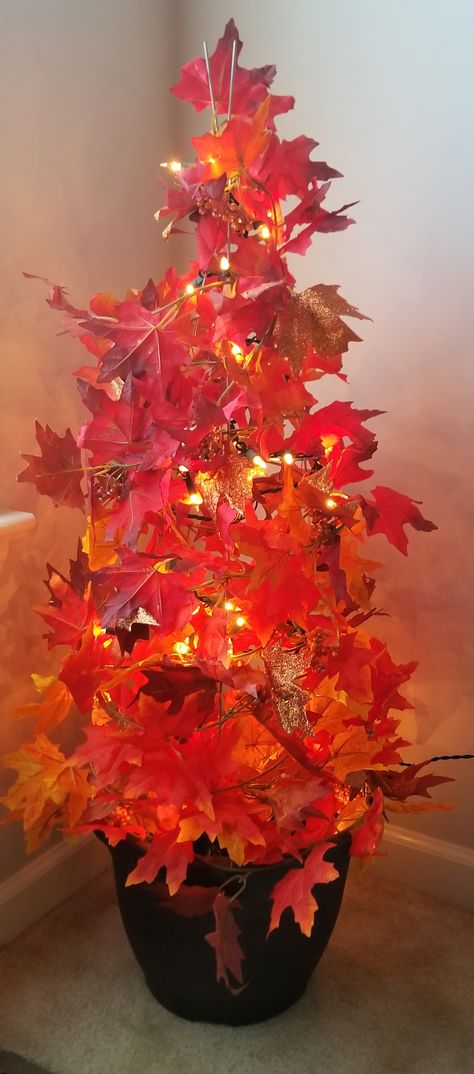 DIY Tomato Cage Tree Tomato Cage Fall Tree, Diy Fall Tree, Tomato Cage Tree, Diy Tomato Cage, Tomato Tree, Fall Tree, House Deco, Gnomes Diy, Tomato Cages