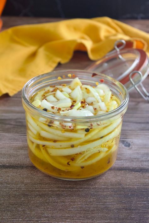 Pickled Yellow Onions, Turmeric Pickle Recipe, Canned Recipes, Pickled Onions Recipe, Turmeric And Black Pepper, Pickle Onions Recipe, Quick Pickle, Pickled Foods, Quick Pickled Red Onions