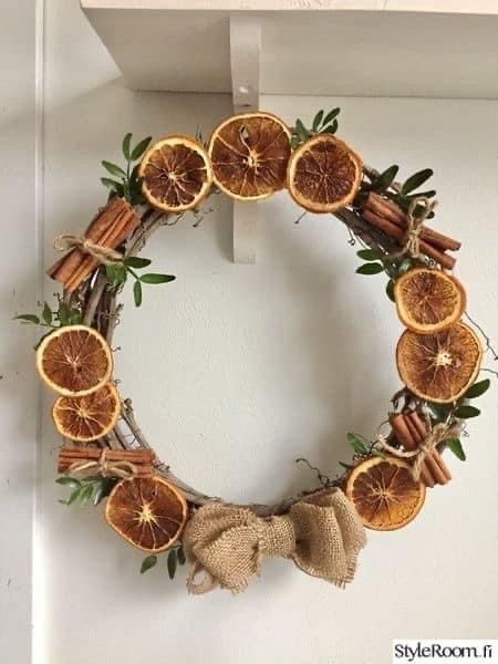 Julkransar Diy, Dekoratívne Vence, Natural Christmas Decor, Natural Christmas, Christmas Crafts Decorations, Christmas Decor Ideas, Candy Land Christmas, Christmas Wreaths Diy, Christmas Deco