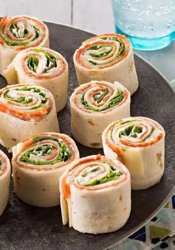 canapes frios faciles para fiestas Recipes Using Flour Tortillas, Spring Party Food, Pinwheel Sandwich Recipes, Recipes Using Flour, Antipasto Appetizer, Spring Appetizers, Roll Ups Recipes, Easy To Make Appetizers, Vegetable Snacks