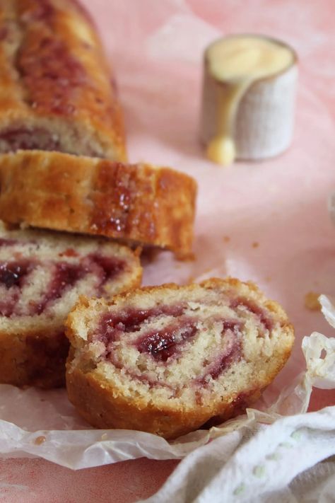 This easy gluten free dessert is the best school dinner pudding. Jam roly-poly pudding with gluten free suet. YUM! Jam Roly Poly Recipe, Suet Pastry, Easy Gluten Free Dessert, Roly Poly Pudding, Gluten Free Pudding, Jam Roly Poly, Dairy Free Cake Recipe, Allergy Friendly Desserts, School Dinner