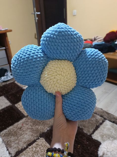 House Wife, Flower Pillow, Hand Knitting, Pillows, Crochet, Flowers