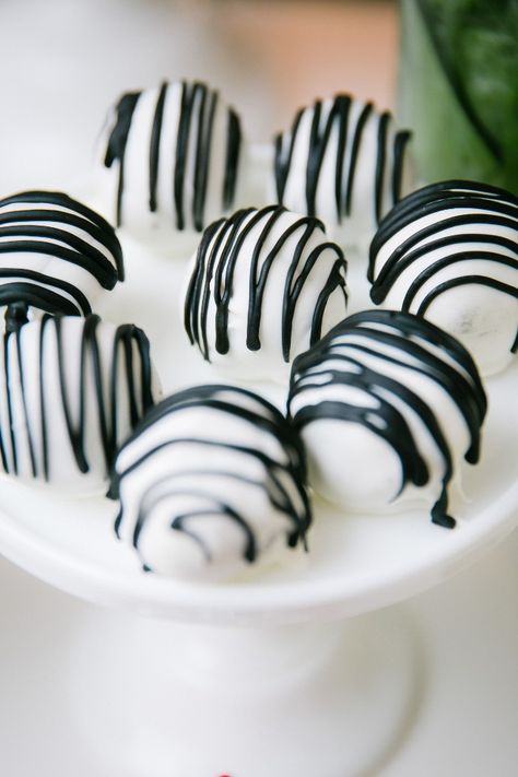 Black And White Dessert Table, Black And White Party Decorations, White Party Theme, White Party Decorations, Black White Parties, White Desserts, Wedding Cookie, Cookie Table, White Bridal Shower