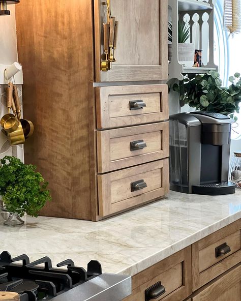 Taj Mahal Quartzite Countertops With Backsplash, Schuler Cabinets, Quartzite Kitchen Countertops, Taj Mahal Quartzite Countertops, Marble Backsplash Kitchen, Taj Mahal Quartzite, Lake House Kitchen, House Bathrooms, Quartzite Countertops