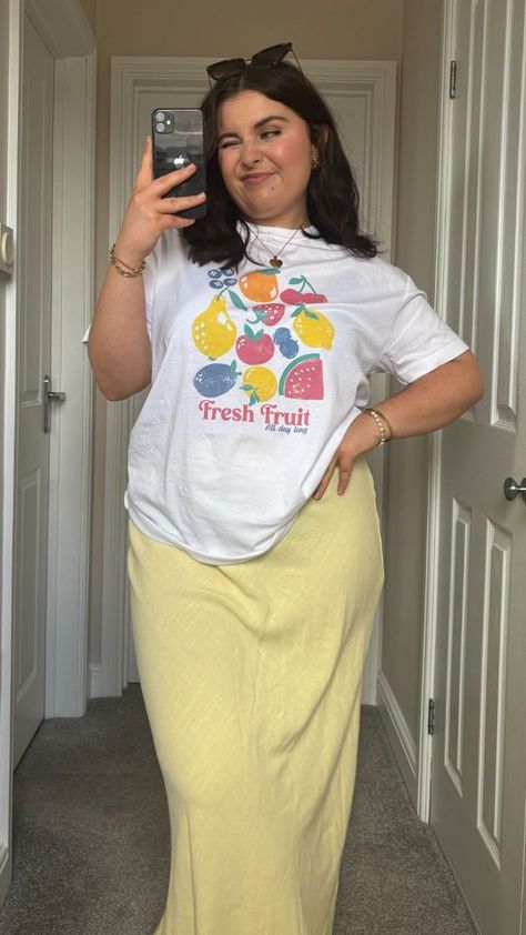 Midsize Summer Outfits Aesthetic, Soft Chic Outfit, Midsize School Outfits, Summer Casual Outfits For Women 2024, Summer Hot Outfits, Yellow Midi Skirt Outfit, Fat Summer Outfits, Plus Size Graphic Tee Outfit, Midsize Skirt Outfit