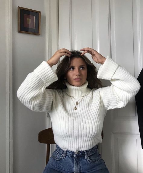 Knitted Turtleneck Sweater In Winter White, Trendy White Turtleneck Sweater, White Turtleneck Sweater With Ribbed Neckline, White Jumper Outfit, Winter White Ribbed Turtleneck Sweater, Cowl Neck Sweater Outfit, White Turtle Neck Outfit, White Chunky Knit Turtleneck Top, Turtleneck Outfit Winter