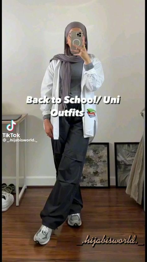 Hijab Parachute Pants, Modest Parachute Pants Outfit, High School Hijab Outfits, Hijabi Parachute Pants Outfit, Parachute Pants Hijab Outfit, Modest Cargo Pants Outfit, Uni Outfits Hijab, Hijabi Uni Outfits, Muslim Teenage Outfits