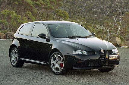 Alfa Romeo 147 16 TSpark Alfa Gta, Car Stripes, Small Luxury Cars, Alfa Romeo 8c, Alfa Romeo 147, Alfa Romeo Cars, Acura Nsx, Hot Hatch, Martin Car