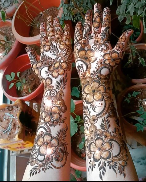 Dubai Rose Mehndi Designs, Mehndi Designs Dubai, Stylish Mehndi Design, Rajasthani Mehndi, Beautiful Simple Mehndi Design, Beautiful Mehndi Designs, Short Mehndi Design, Front Mehndi Design, Khafif Mehndi Design