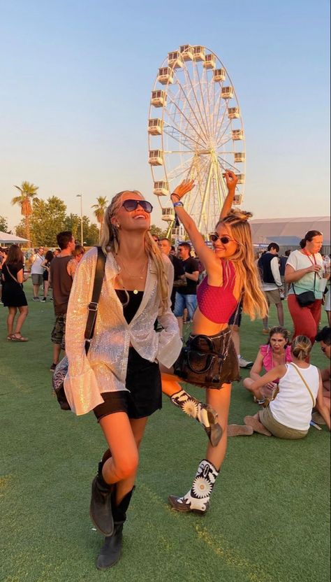 Festival Outfits Outside Lands, Gov Ball Aesthetic, Isle Of Wight Festival Outfit, Sziget Festival Outfit, Outside Lands Outfit San Francisco, T Shirt Festival Outfit, Coachella Poses, Outfit Festival Verano, Primavera Sound Outfit