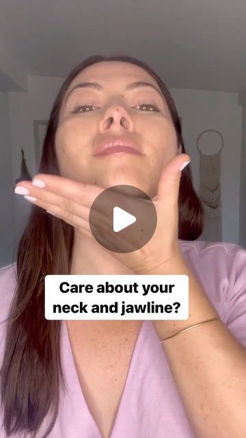 Sophia Ha on Instagram: "The Platysma is special because it connects from just below your collar bone and reaches all the way up - attaching to your lower jaw. If you care about your neck and jawline, don’t neglect this exercise! When there’s tension in your Playtsma (which most of us have), it shortens the muscle and pulls your face downward directly affecting your Neck and jawline. Of course this is only one of the many muscles of your neck- all of them matter and affect your face. This is one of a series of neck stretches I religiously teach to all my clients and at all my workshops. I’ll post more stretches for other neck muscles along the way- these are so important in taking care of your face! A few very important notes before practising: ✅ Make sure your head neck and spine ar Neck Bones Exercise, Exercise For Neck Beauty Bone, Neck Bone Exercise, Defined Collar Bone Exercises, How To Get Collar Bones, Exercise For Collar Bones, Collar Bone Exercise, Collar Bone Exercise For Women, Neck Muscles