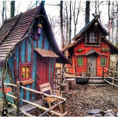 Casa Hobbit, Crooked House, Fairytale House, Cool Tree Houses, Hippie Homes, House Shed, Tree House Designs, Backyard Sheds, Hobbit House