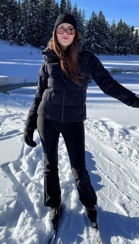 Snowy Mountains Outfit, Snowy Mountain Outfit, Mountain Fits Winter, Black Fitted Puffer Jacket, All Black Ski Outfit, Silver Jacket Outfit, Black Ski Outfit, Mountain Girl Aesthetic, Ski Gear Women