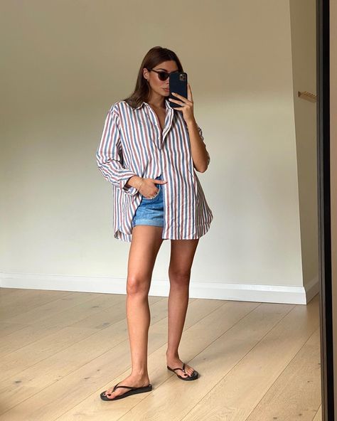 Elevated Flip-Flops Are the Shoes of the Summer | Who What Wear UK Flops Outfit, Casual Everyday Outfits, Pretty Summer Tops, Shirt Styling, Trendy Outfit Inspo, Denim Shorts Outfit, Outfits For Summer, Runway Outfits, Simple Summer Outfits