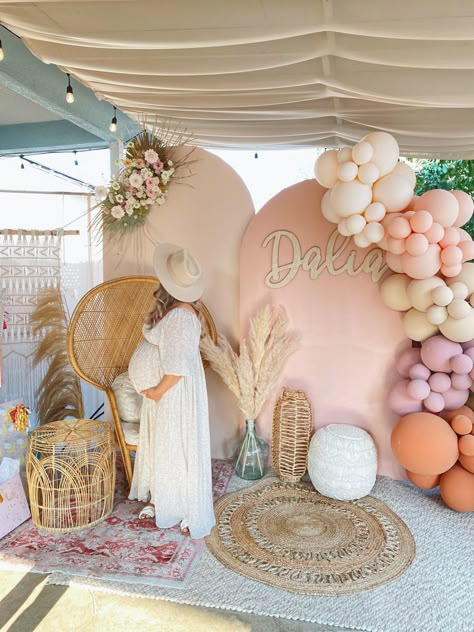 Baby Shower Ideas Boho Girl, Boho Backdrop With Balloons, Bobo Baby Shower Girl, Baby Shower Backdrop Ideas Girl, Boho Baby Shower Backdrop, Baby Shower Boho Theme Girl, Boho Baby Girl Shower Ideas, Boho Theme Cupcakes, Boho Girl Baby Shower Ideas