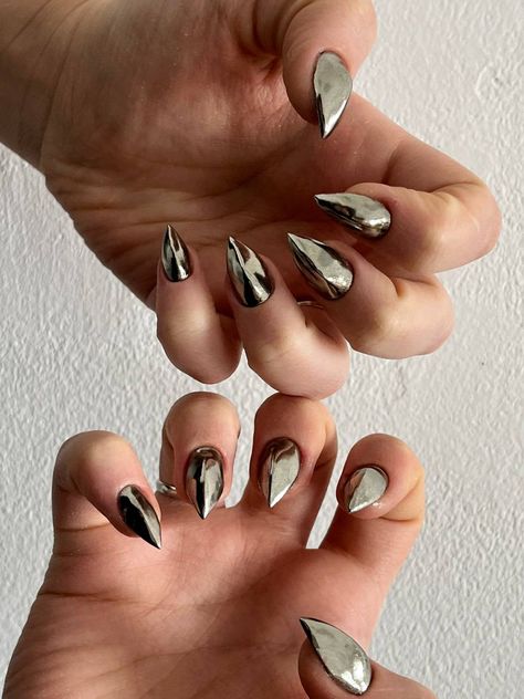 Claw Like Nails, Avant Garde Nails, Sci Fi Nails, Short Sharp Nails, Short Claw Nails, Editorial Nails, Nail Claws, Unusual Nail Designs, Talon Nails