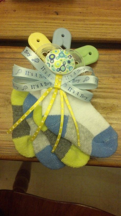 Baby boy corsage for a mother/mother to be. :) Baby Corsage Ideas, Mother To Be Corsage, Mom To Be Corsage Diy, Baby Sock Bouquet, Baby Corsage, Baby Sock Corsage, Baby Socks Roses, Snoopy Baby Shower, Baby Shower Mum