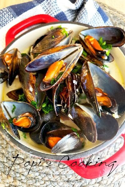 Moules Marinières a la Crème – mussels cooked in white wine, cream, garlic and parsley . Moules Marinières must be one of the best there is and in addition it’s quick to cook.
This dish comes together in around 18 minutes from start to finish. Parsley, White Wine, Homemade Recipes, Seafood, Garlic, Fish, Wine, Cream, Ethnic Recipes