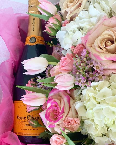 Flowers For Birthday, Flower Champagne, Champagne Flowers, Instagram Flowers, 22nd Birthday, Closing Gifts, Box Ideas, Birthday Flowers, Best Gift