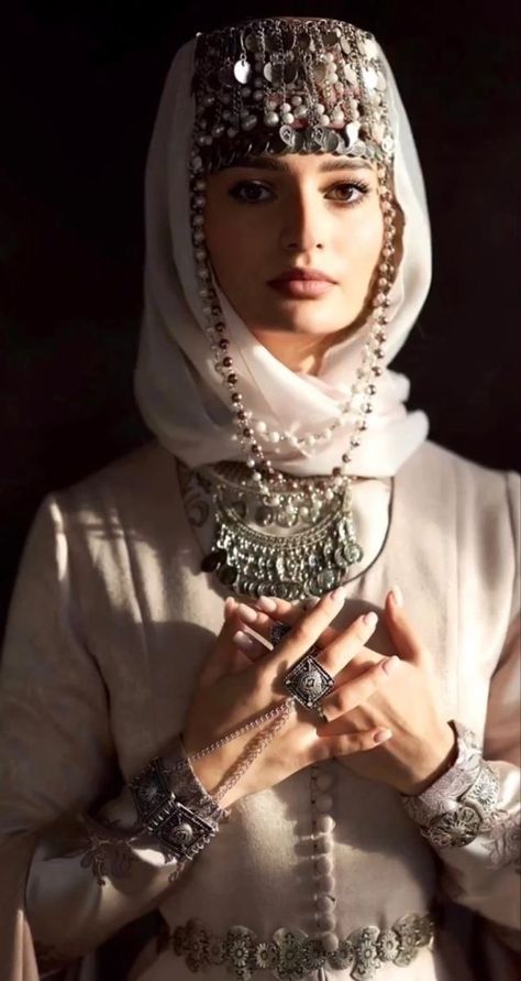 Armenian Dress, Armenian Clothes, Armenian Women, Armenian Clothing, Healing Wounds, Armenian Culture, Middle Eastern Fashion, Traditional Hairstyle, Traditional Wedding Dress